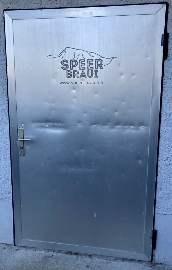 Eingang zur Speer-Braui an der Dorfstrasse 11 in Kaltbrunn im Jahr 2021