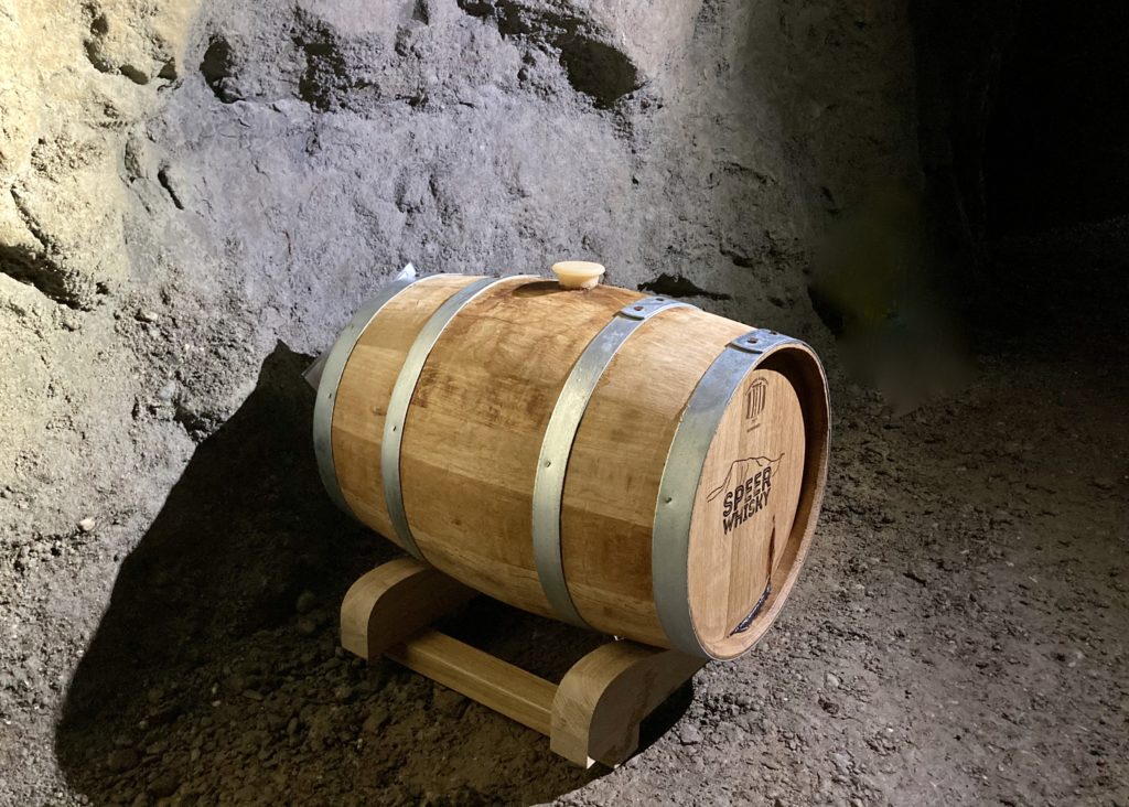 Das erste 50-Liter-Whiskyfass im Stollen der Festung Grynau im Januar 2021