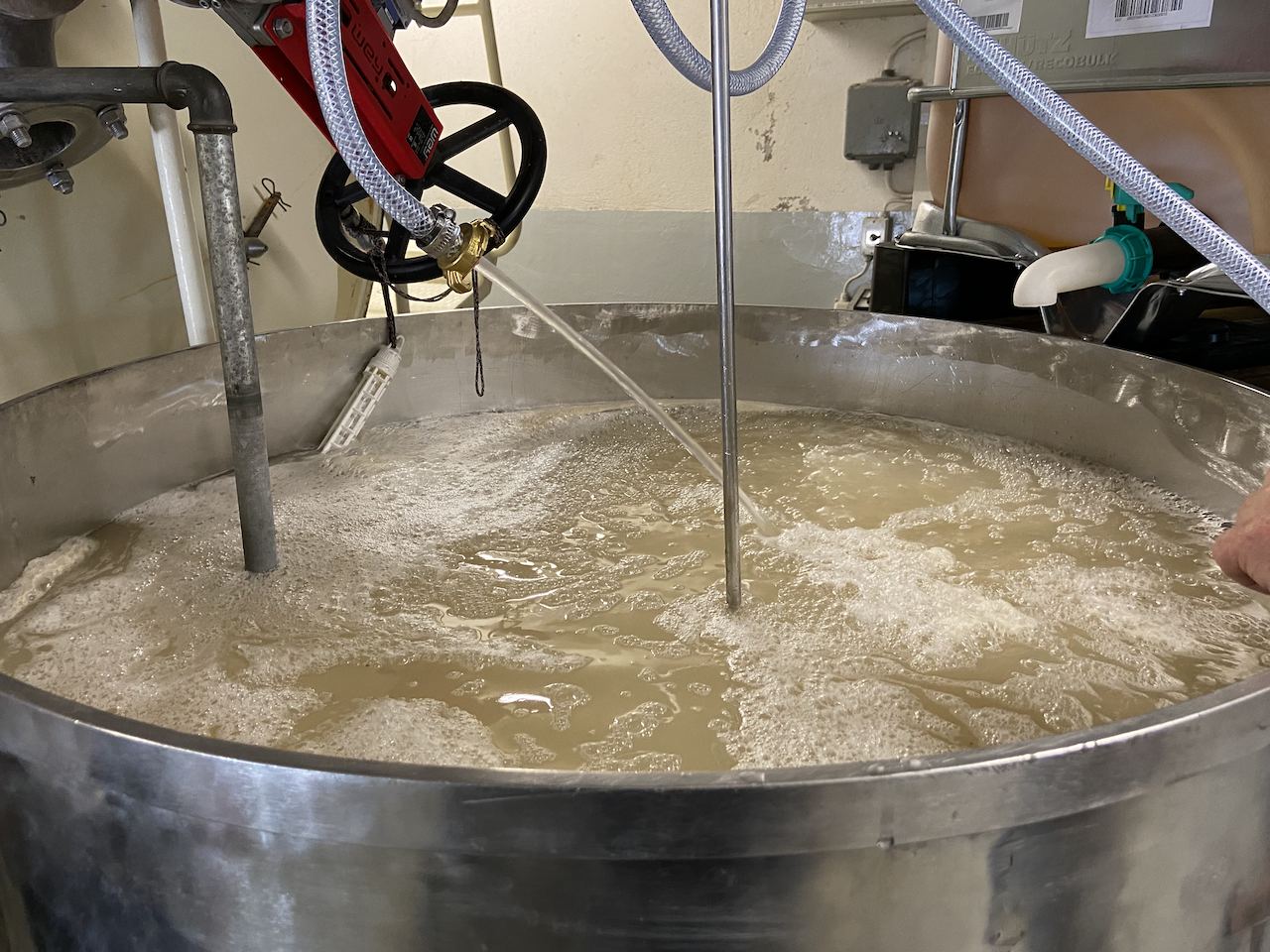 Mischen von Zuckerrohrsirup und Wasser für Speer-Rhum im Jahr 2022