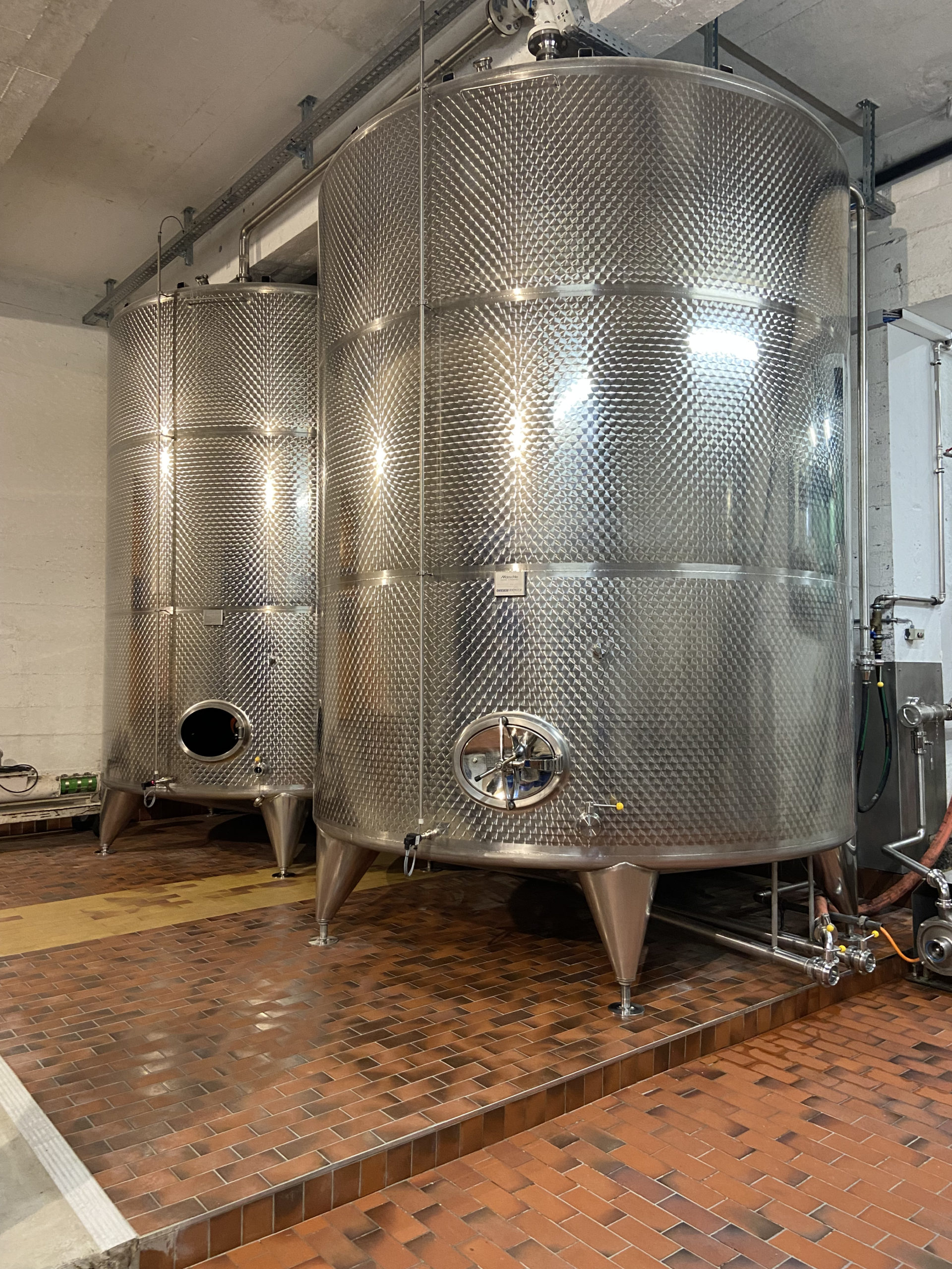 Grosse Gärtanks bei der Brennerei Fraefel während der Whiskyproduktion 2021